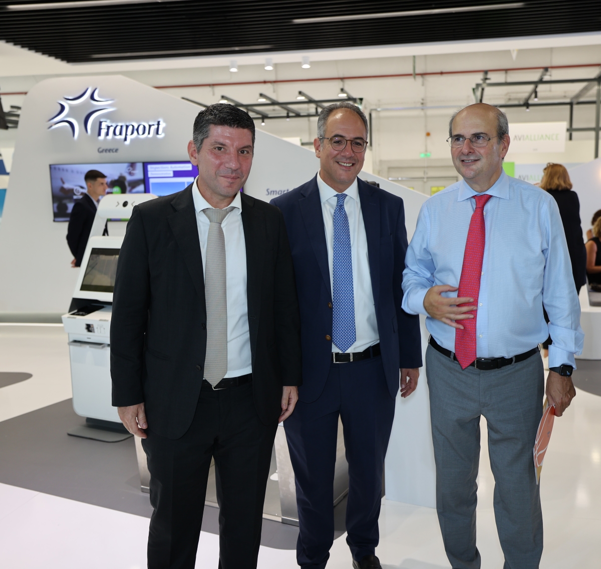 Από αριστερά, Βαγγέλης Μπαλτάς – CFO Fraport Greece, Γιώργος Βήλος – Γενικός Διευθυντής Ανάπτυξης Fraport Greece, Κωστής Χατζηδάκης - Υπουργός Εθνικής Οικονομίας και Οικονομικών.